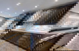 Photo 3 - Luxury Retreat Modern Spacious 4 Bedroom Home