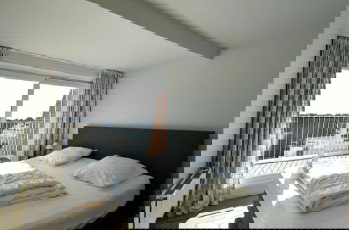 Foto 3 - Stylish Apartment Right on the Beach