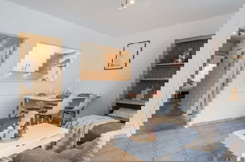 Foto 10 - Renovated Apartment Close to the Beach