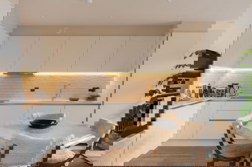 Foto 21 - Stylish City Flat With Private Balcony