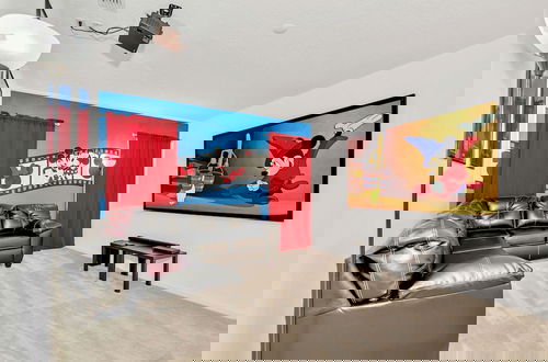 Foto 4 - Waterfront Family Mansion w Pool BBQ Games Room