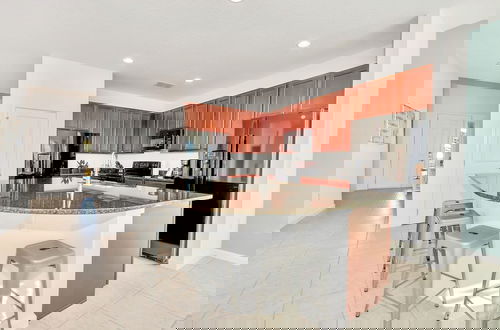 Foto 10 - Waterfront Family Mansion w Pool BBQ Games Room