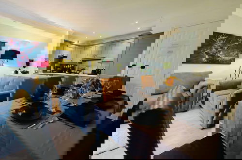 Photo 2 - 4BR Modern Ormeau House