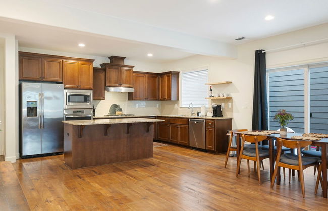 Luxurious 3BR Home in the Heart of Hillsboro - Photo 3
