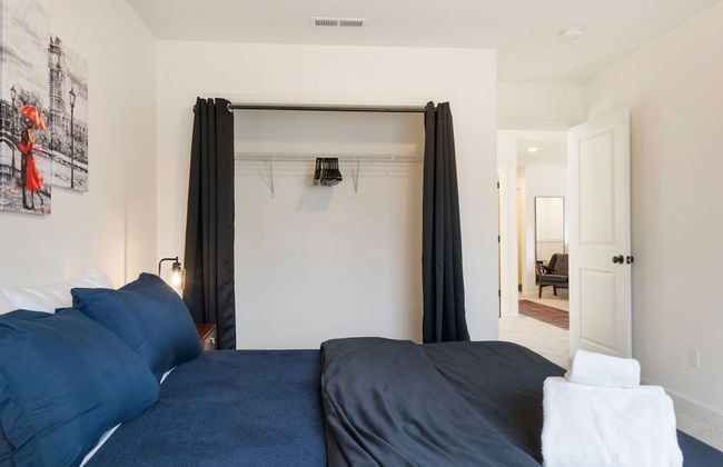 Luxurious 3BR Home in the Heart of Hillsboro - Photo 10