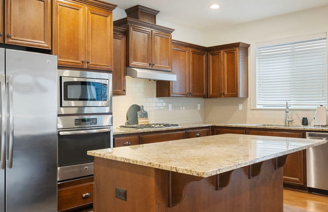 Luxurious 3BR Home in the Heart of Hillsboro - Photo 6