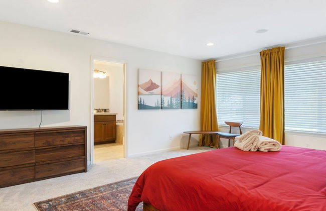 Luxurious 3BR Home in the Heart of Hillsboro - Photo 1