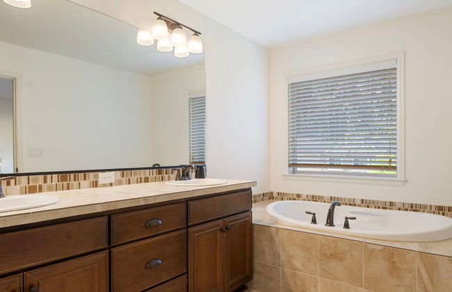 Luxurious 3BR Home in the Heart of Hillsboro - Photo 15