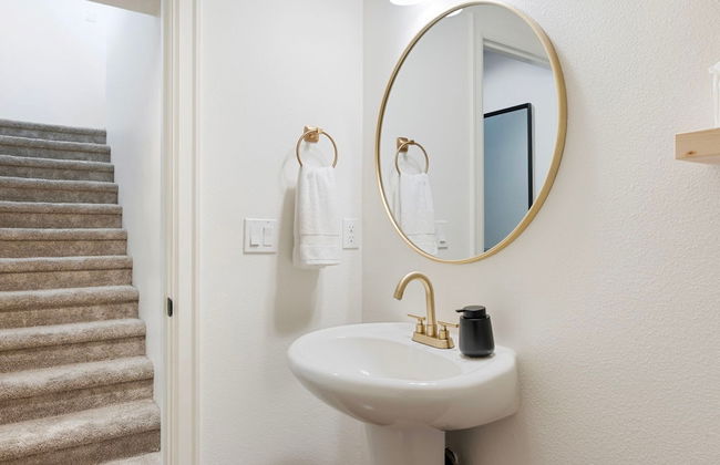 Luxurious 3BR Home in the Heart of Hillsboro - Photo 27