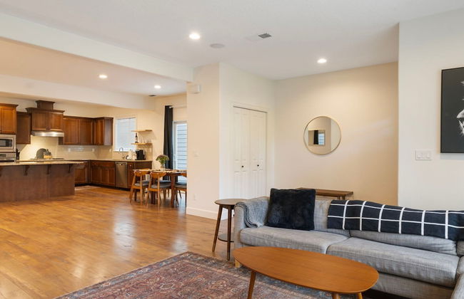 Luxurious 3BR Home in the Heart of Hillsboro - Photo 32