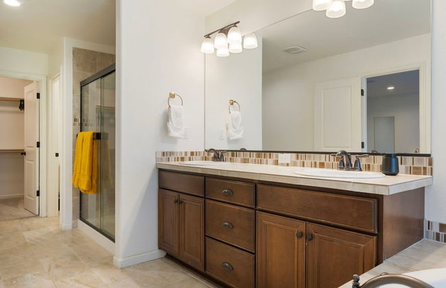 Luxurious 3BR Home in the Heart of Hillsboro - Photo 16