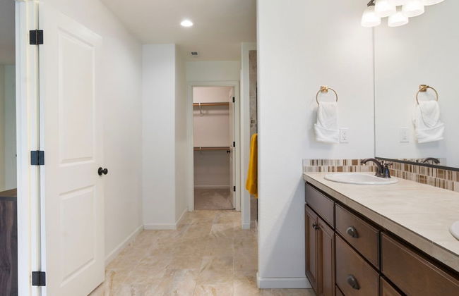 Luxurious 3BR Home in the Heart of Hillsboro - Photo 17