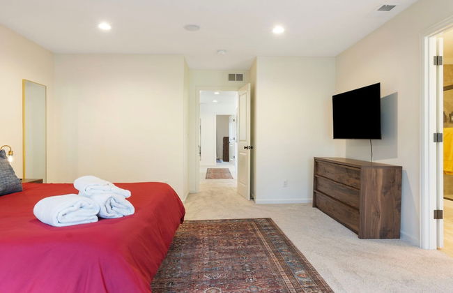 Luxurious 3BR Home in the Heart of Hillsboro - Photo 12