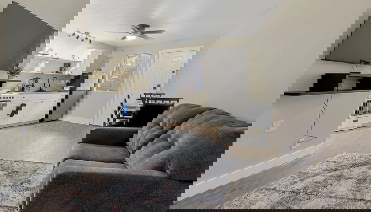 Foto 1 - Modern Studio Apartment With Queen Bed