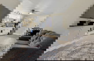 Foto 1 - Modern Studio Apartment With Queen Bed
