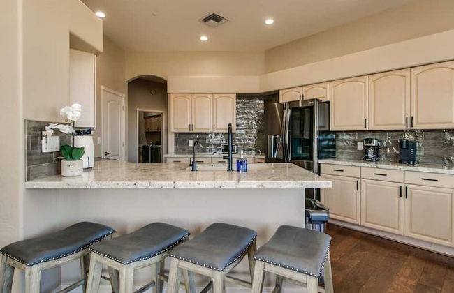 Fabulous 4-bdrm W/breathtaking Views & Pool! - Photo 9