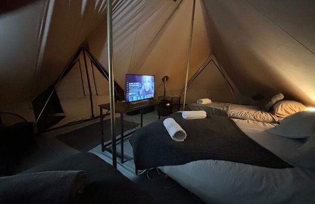 Cozy Winter Hot Tent With Log Burner, Tv & Hot tub - Foto 5