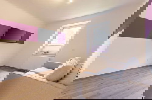 Foto 9 - Modern Apartment With Balcony
