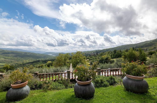 Foto 29 - Historic Farmhouse in Caprese Michelangelo With Pool