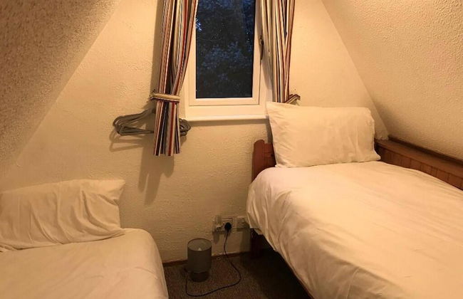 Chalet-sleeps6-parking-garden-pool - Photo 4