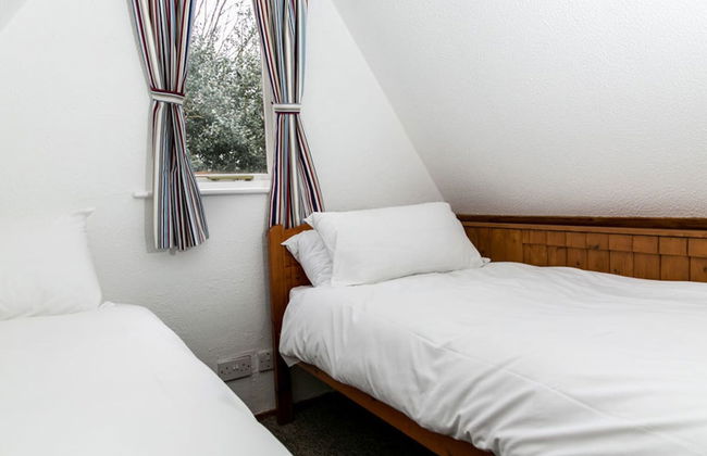 Chalet-sleeps6-parking-garden-pool - Photo 2