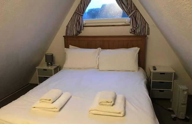 Chalet-sleeps6-parking-garden-pool - Photo 5