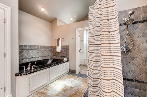 Photo 20 - Luxury 4 Bedroom Home in Central Austin