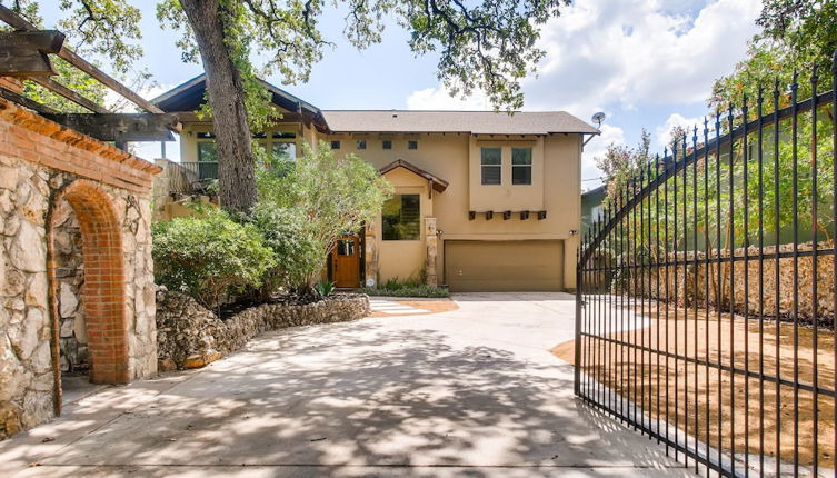 Photo 1 - Luxury 4 Bedroom Home in Central Austin