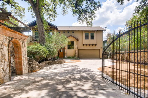 Photo 1 - Luxury 4 Bedroom Home in Central Austin