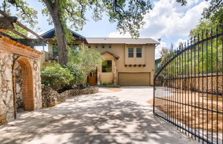 Photo 1 - Luxury 4 Bedroom Home in Central Austin