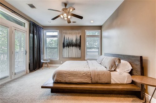 Photo 6 - Luxury 4 Bedroom Home in Central Austin