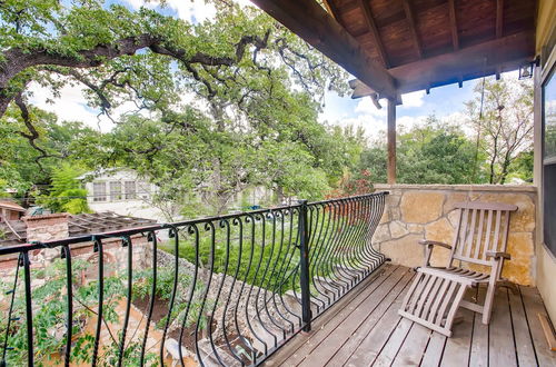 Photo 18 - Luxury 4 Bedroom Home in Central Austin