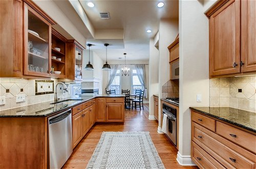 Photo 12 - Luxury 4 Bedroom Home in Central Austin