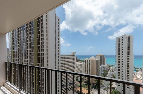 Foto 26 - Newly Remodeled Corner Unit at the Waikiki Banyan with Diamond Head Views by Koko Resort Vacation Rentals