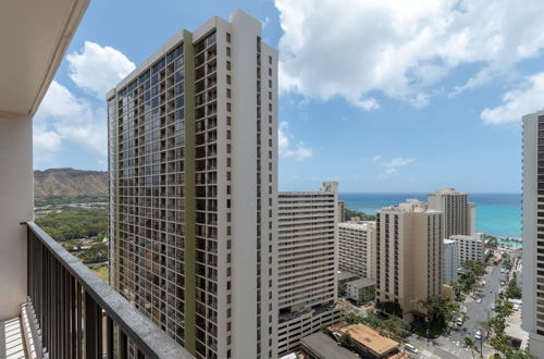 Foto 25 - Newly Remodeled Corner Unit at the Waikiki Banyan with Diamond Head Views by Koko Resort Vacation Rentals