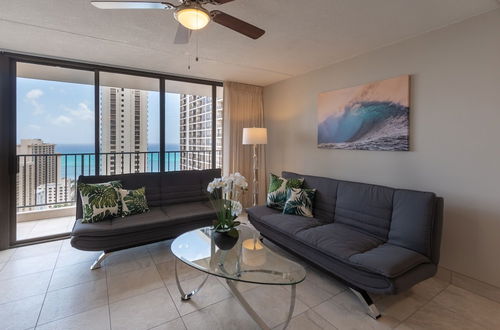 Foto 8 - Newly Remodeled Corner Unit at the Waikiki Banyan with Diamond Head Views by Koko Resort Vacation Rentals