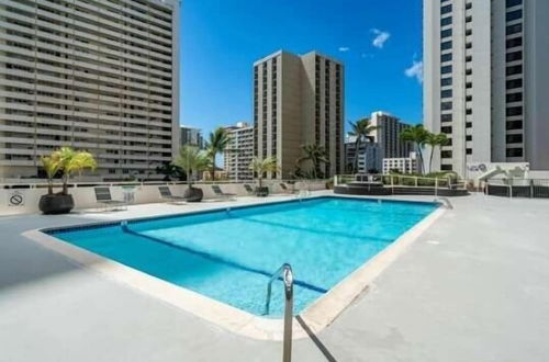 Foto 15 - Spectacular Pool View Suite at the Waikiki Banyan - Free parking! by Koko Resort Vacation Rentals