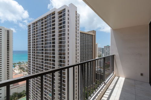 Foto 27 - Newly Remodeled Corner Unit at the Waikiki Banyan with Diamond Head Views by Koko Resort Vacation Rentals