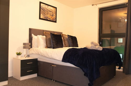 Photo 2 - Livestay - Chic One Bed Apartment Near Heathrow