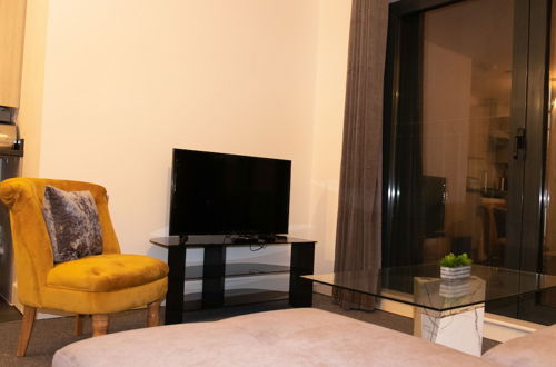 Photo 4 - Livestay - Chic One Bed Apartment Near Heathrow