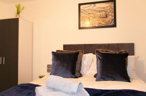Photo 3 - Livestay - Chic One Bed Apartment Near Heathrow