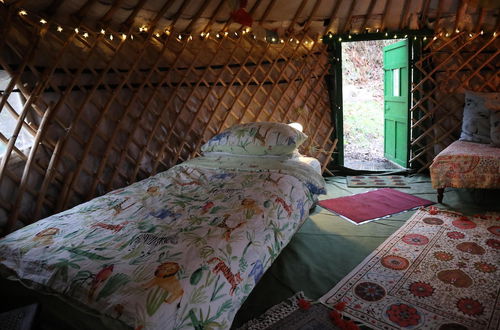 Foto 13 - 2 Luxury Yurts & Barn Kitchen Big Garden Sleeps 9