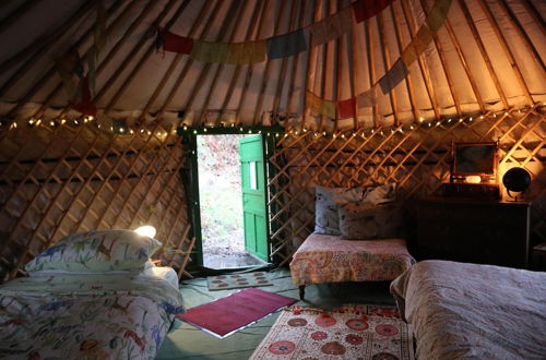 Foto 15 - 2 Luxury Yurts & Barn Kitchen Big Garden- Sleeps 9