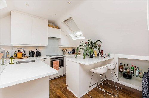 Photo 10 - Beautiful 2 Bed W Roof Terrace in Holland Park