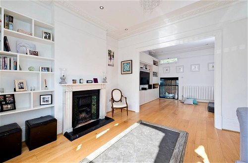 Photo 16 - Bright & Spacious 5 Bed House in Charming Putney