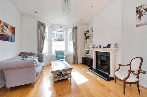 Photo 17 - Bright & Spacious 5 Bed House in Charming Putney