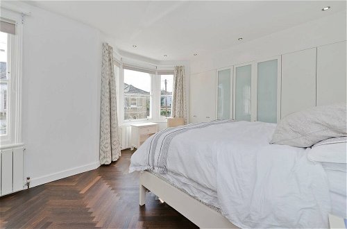 Photo 7 - Bright & Spacious 5 Bed House in Charming Putney