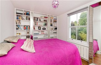 Photo 2 - Bright & Spacious 5 Bed House in Charming Putney