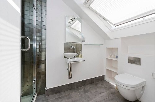 Photo 20 - Bright & Spacious 5 Bed House in Charming Putney