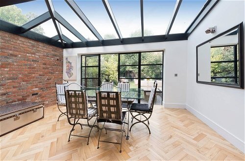 Photo 8 - Bright & Spacious 5 Bed House in Charming Putney